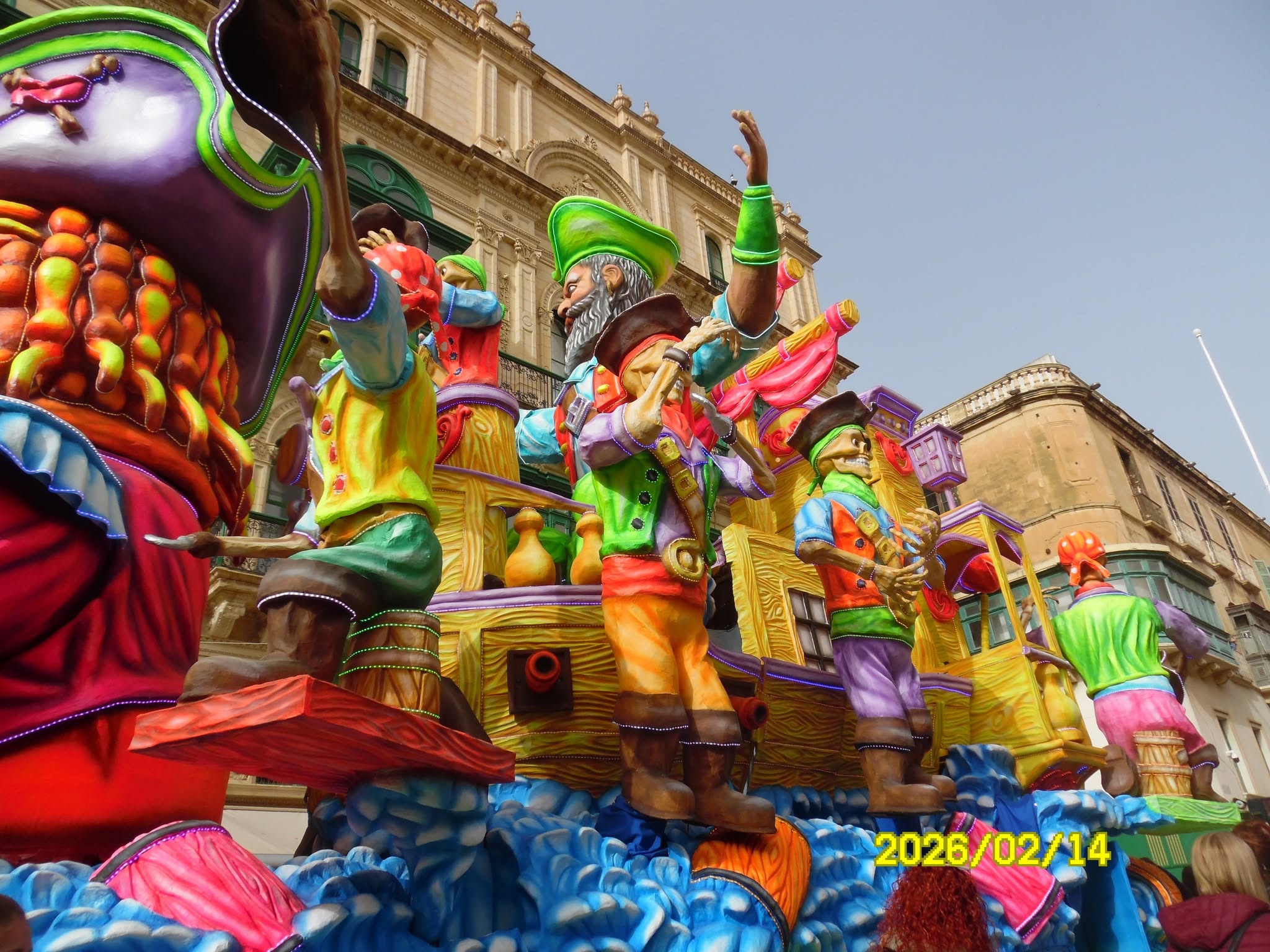 A képen a máltai karnevál (Karnival ta' Malta) egyik színes, díszes felvonulási kocsija látható. - Z(s)eppelin utazás