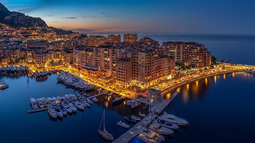 Ez a kép Monaco kikötőjét ábrázolja éjszakai kivilágításban, naplemente után. - Z(s)eppelin utazás